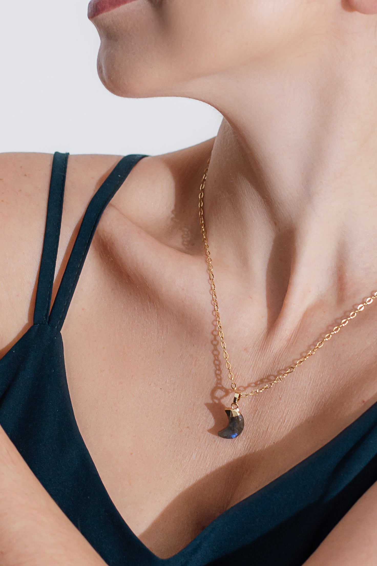 Moonstone Healing Necklace – Celestina Sieraad