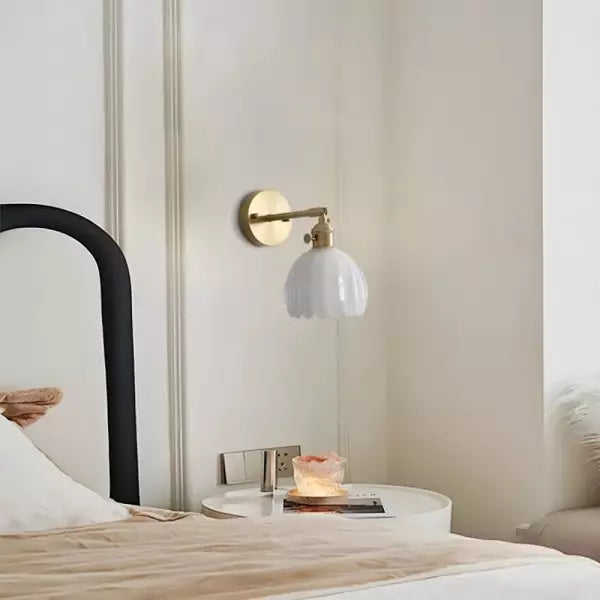 RetroLume – Tulpenvormige Glazen Wandlamp met Vintage Charme