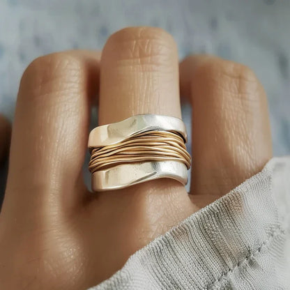 Elegante Zilveren Ring met Luxueuze Gouden Accentstukken - Solaira