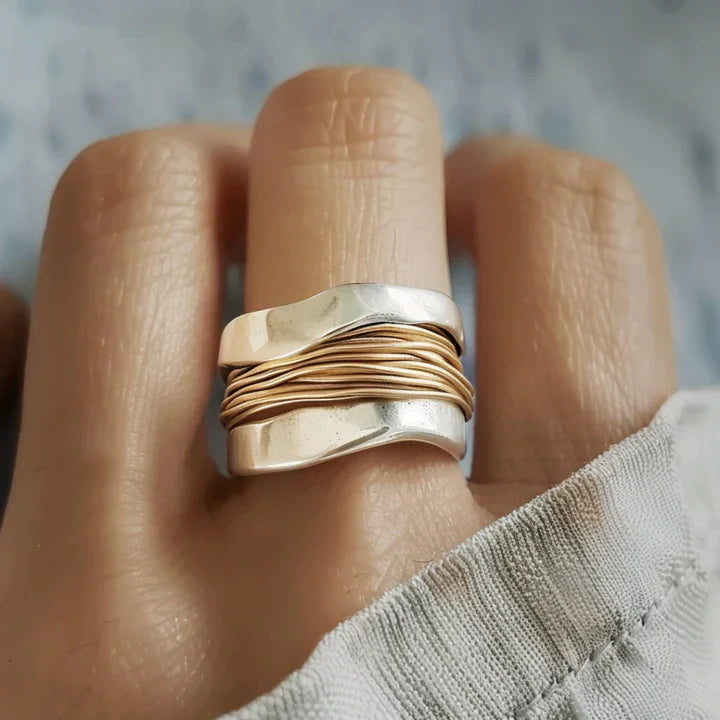 Elegante Zilveren Ring met Luxueuze Gouden Accentstukken - Solaira