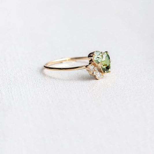Betoverende Selene Ring met Natuurlijke Peridot en Sprankelende Zirkonstenen