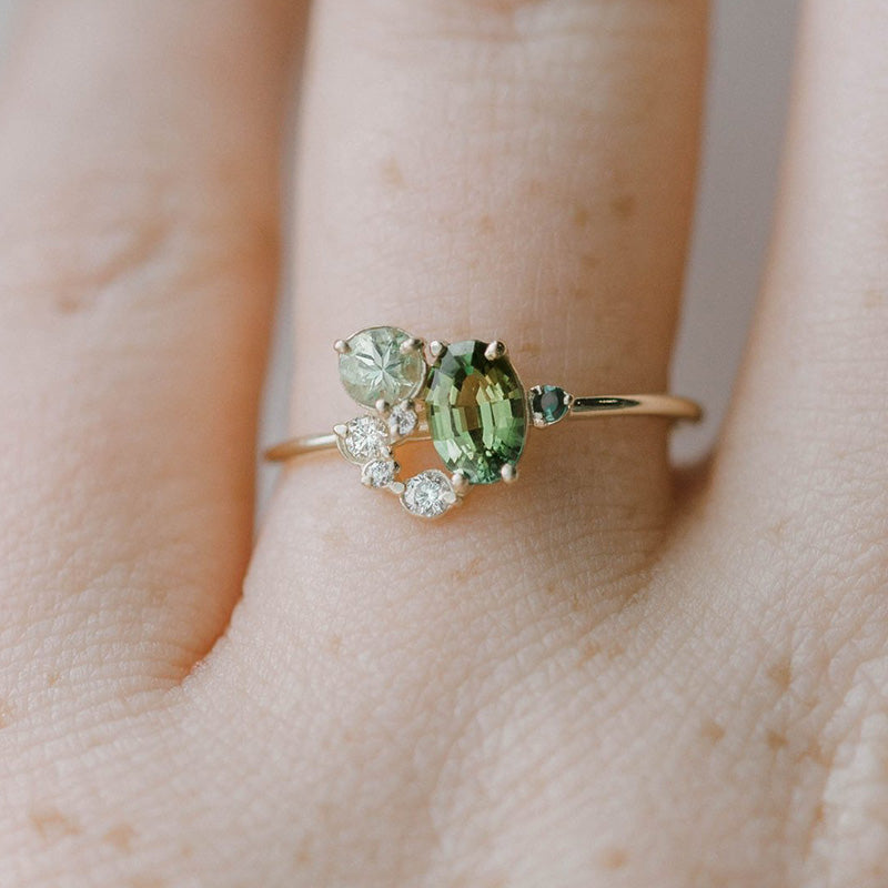 Betoverende Selene Ring met Natuurlijke Peridot en Sprankelende Zirkonstenen