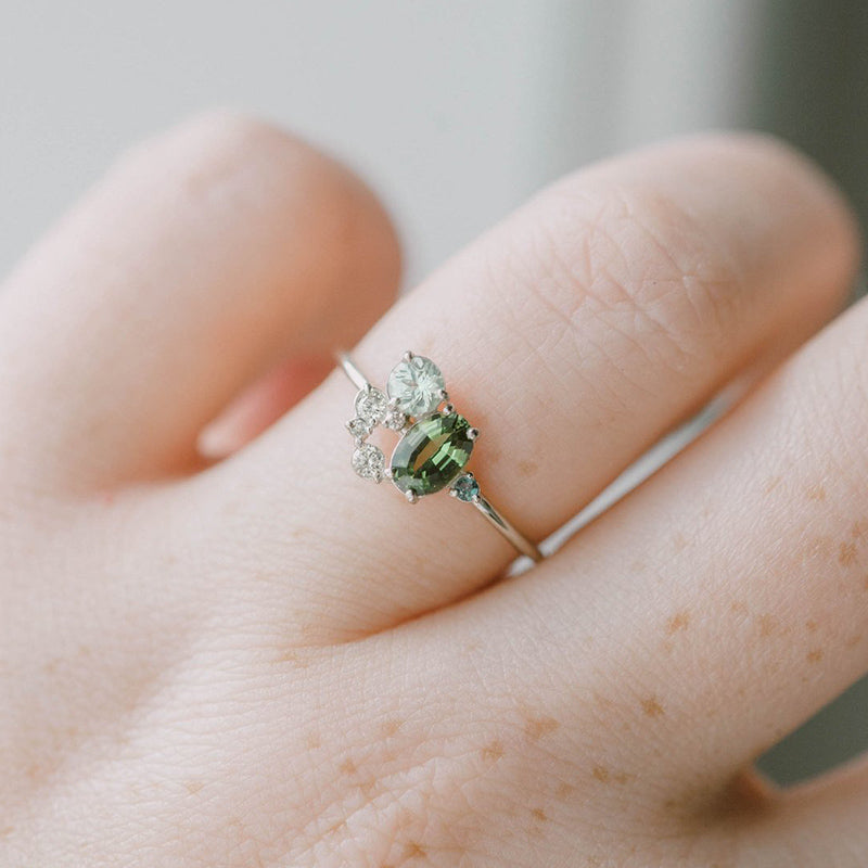 Betoverende Selene Ring met Natuurlijke Peridot en Sprankelende Zirkonstenen