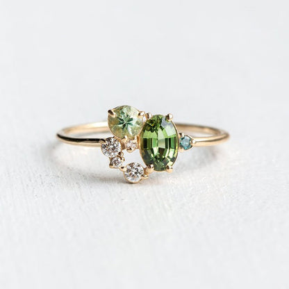 Betoverende Selene Ring met Natuurlijke Peridot en Sprankelende Zirkonstenen