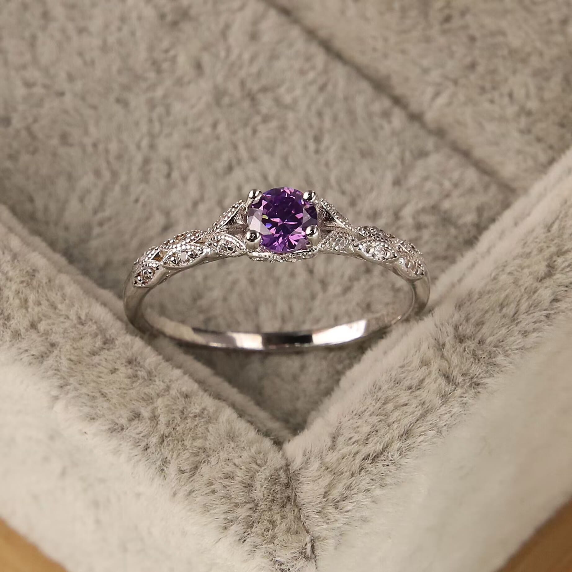 Eleganter Minimalistischer Ring aus Amethyst und Zirkonia - Nova