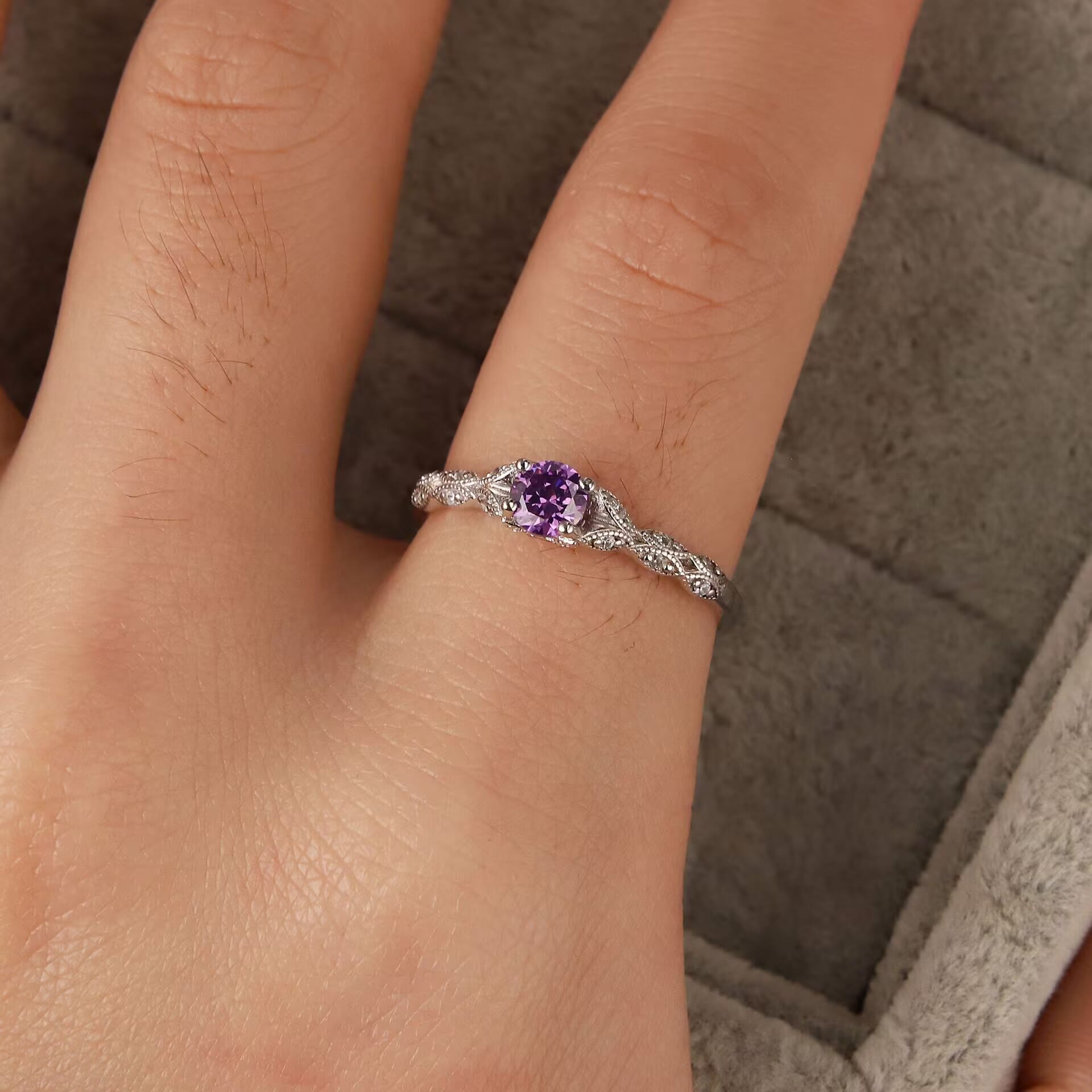 Eleganter Minimalistischer Ring aus Amethyst und Zirkonia - Nova