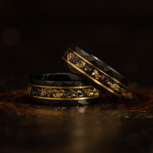 Elegante Orion Ring van Zwart Meteoriet met Luxe Gouden Bladdetails