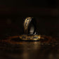 Elegante Orion Ring van Zwart Meteoriet met Luxe Gouden Bladdetails