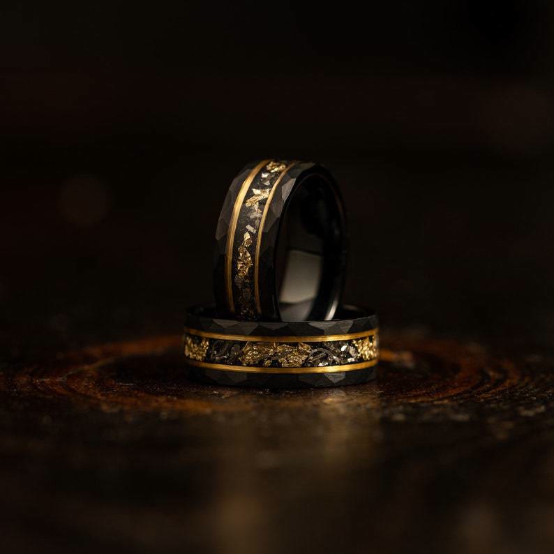 Elegante Orion Ring van Zwart Meteoriet met Luxe Gouden Bladdetails