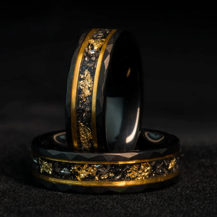 Elegante Orion Ring van Zwart Meteoriet met Luxe Gouden Bladdetails