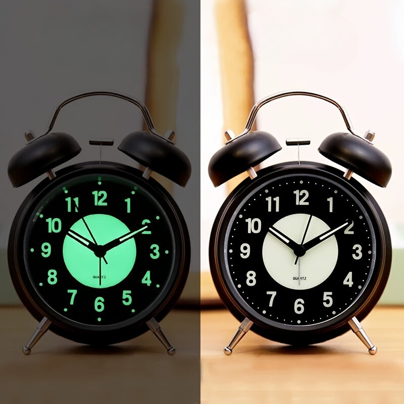 GlowClock – Moderne Stille Verlichte Metalen Wekker