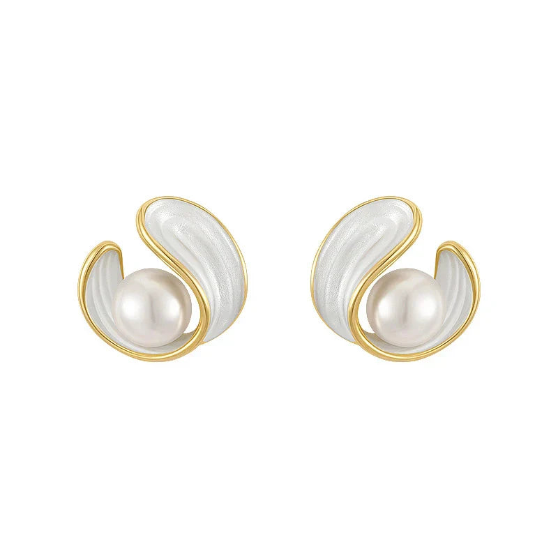 Verfijnde Gouden Oorbellen met Stralende Witte Opaal en Parel - Amara Collection
