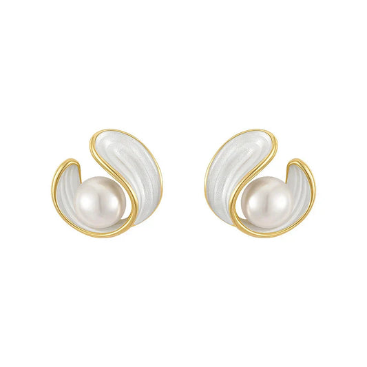 Verfijnde Gouden Oorbellen met Stralende Witte Opaal en Parel - Amara Collection