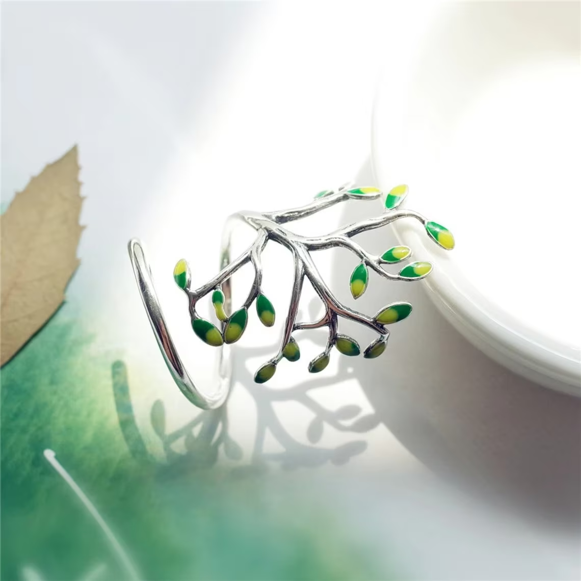 SilverLeaf Ring – Elegante Groene Bladdetails