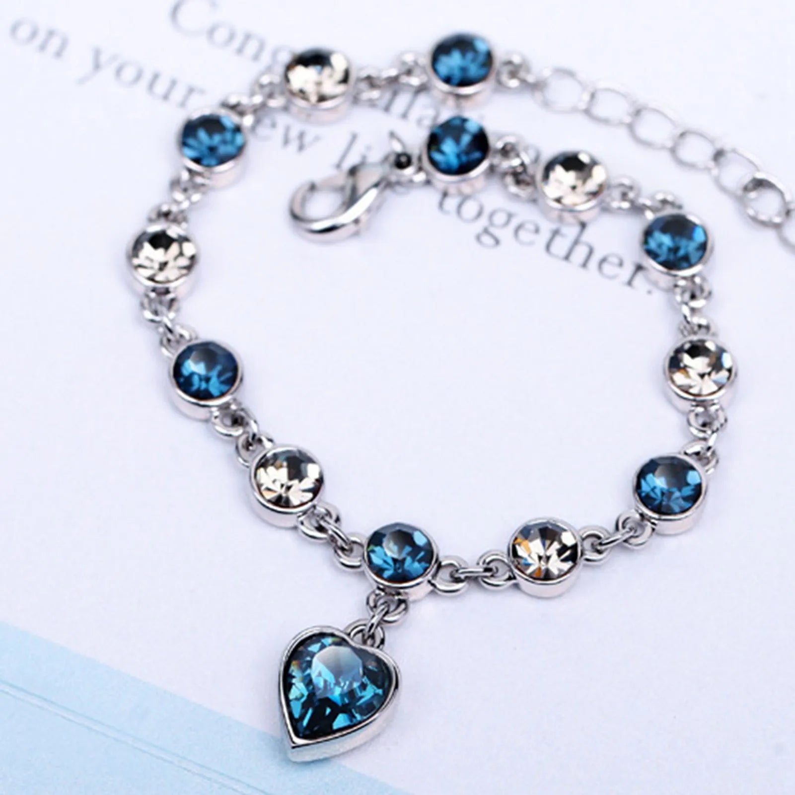 Betoverende Oceaanhart Kristalarmband met Stralende Blauwe Hartbedel