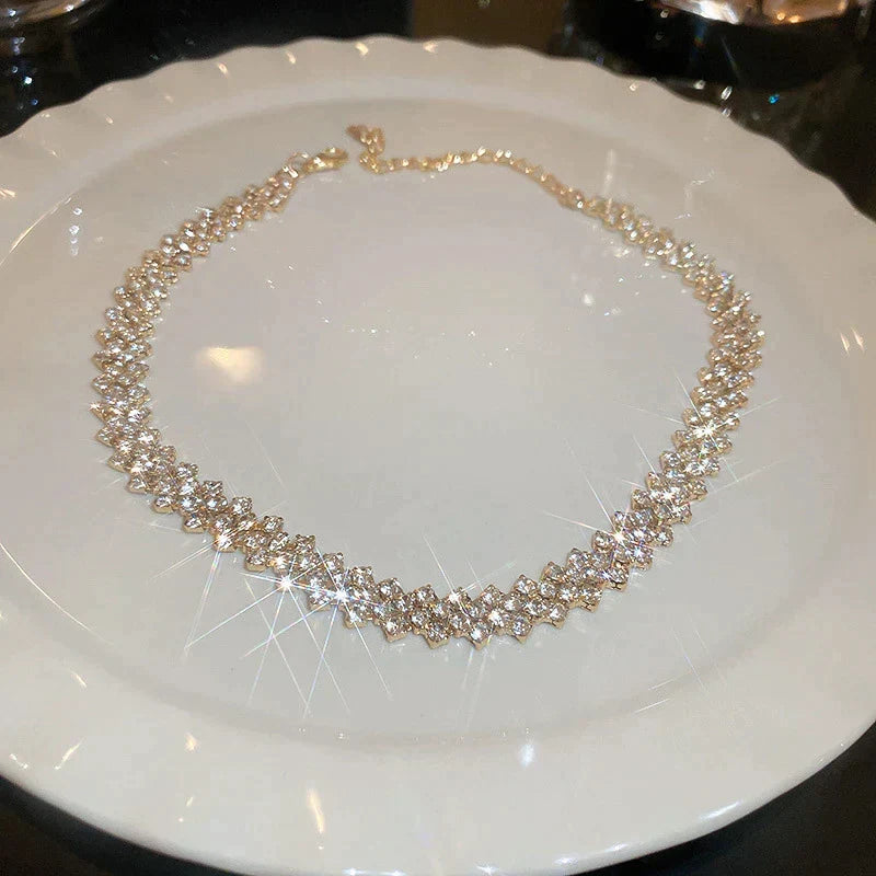 Gouden Gala Choker met Sprankelende Steentjes | Tijdloze Elegantie en Verfijning