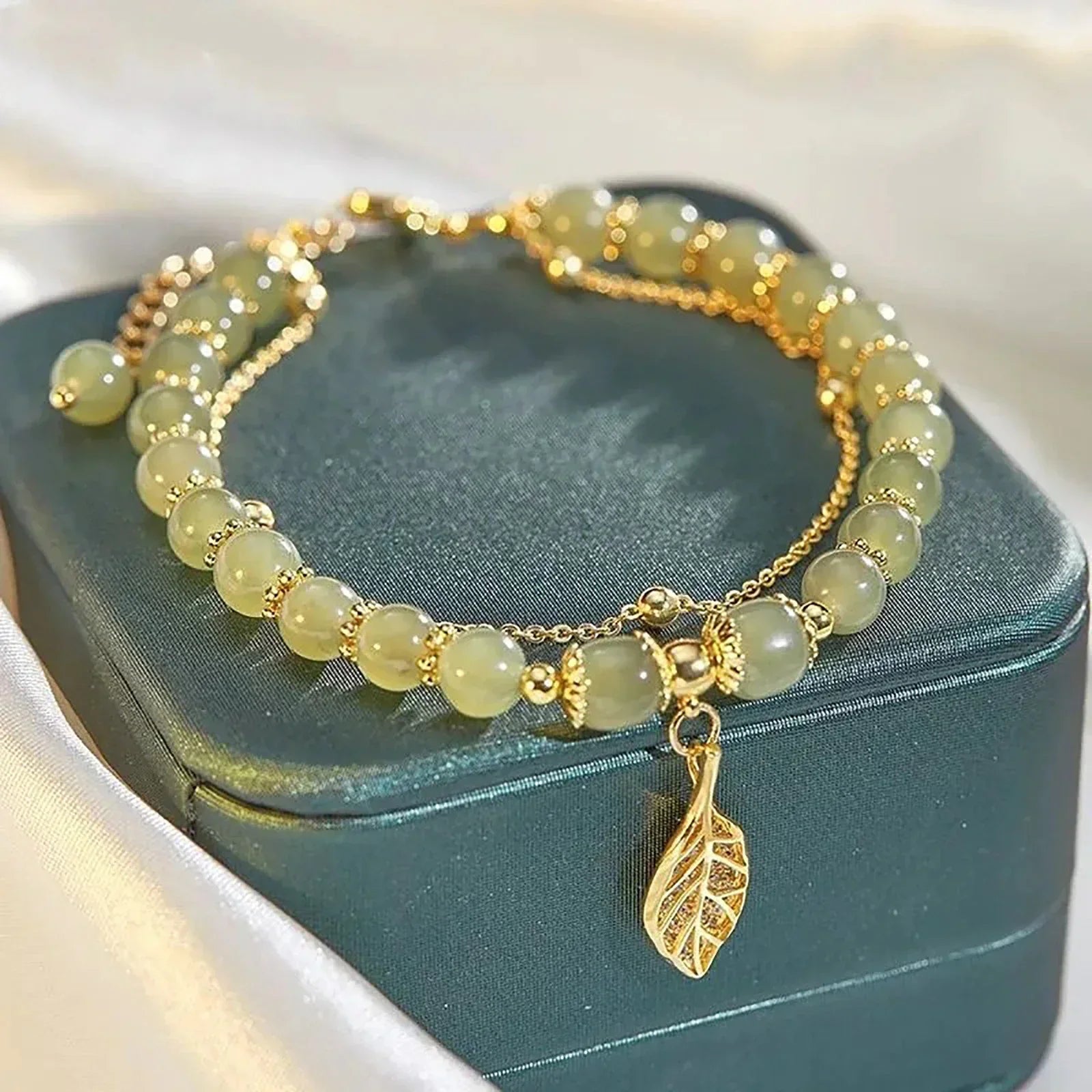 Elegante Jade Blad Armband met Bijzondere Bladbedel