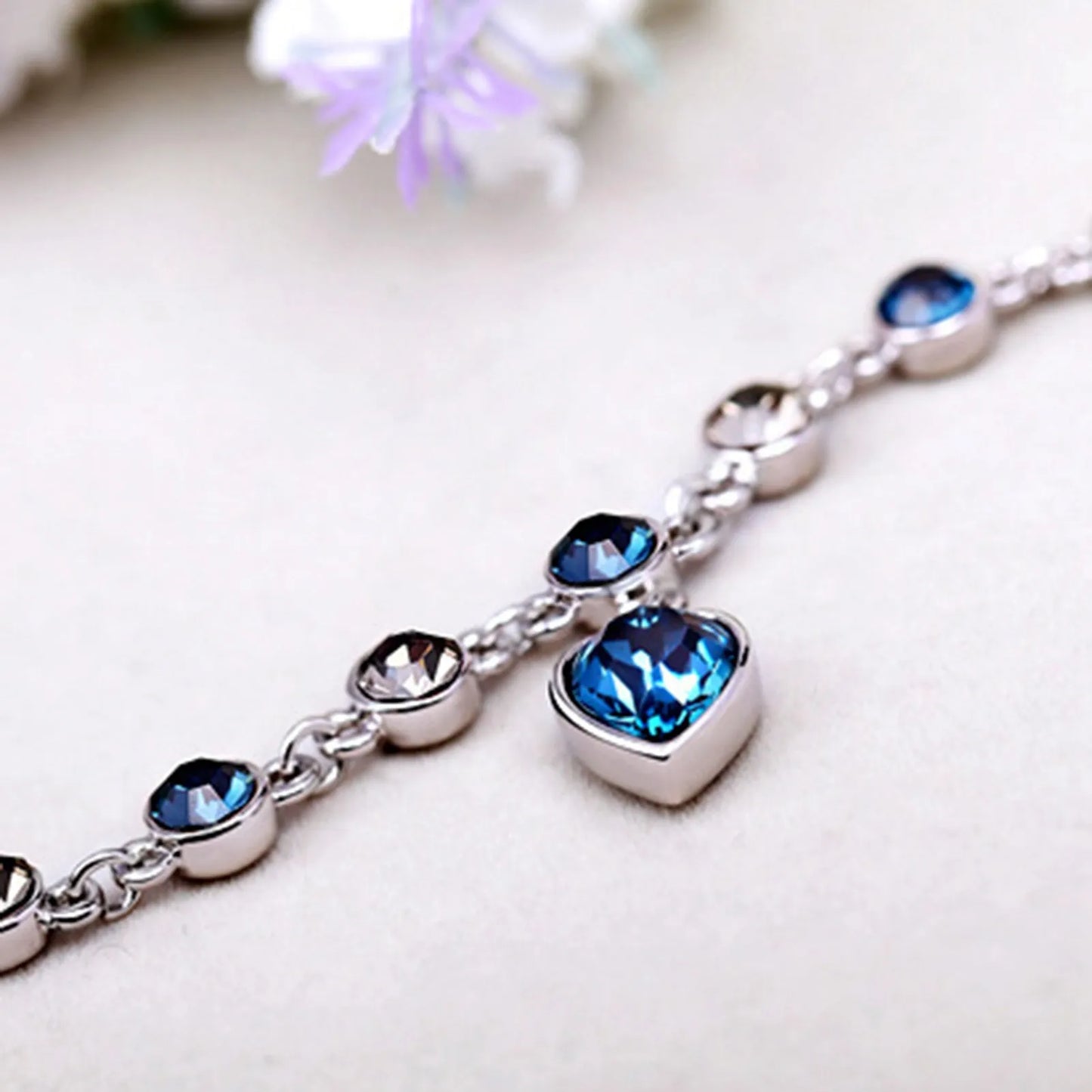 Betoverende Oceaanhart Kristalarmband met Stralende Blauwe Hartbedel