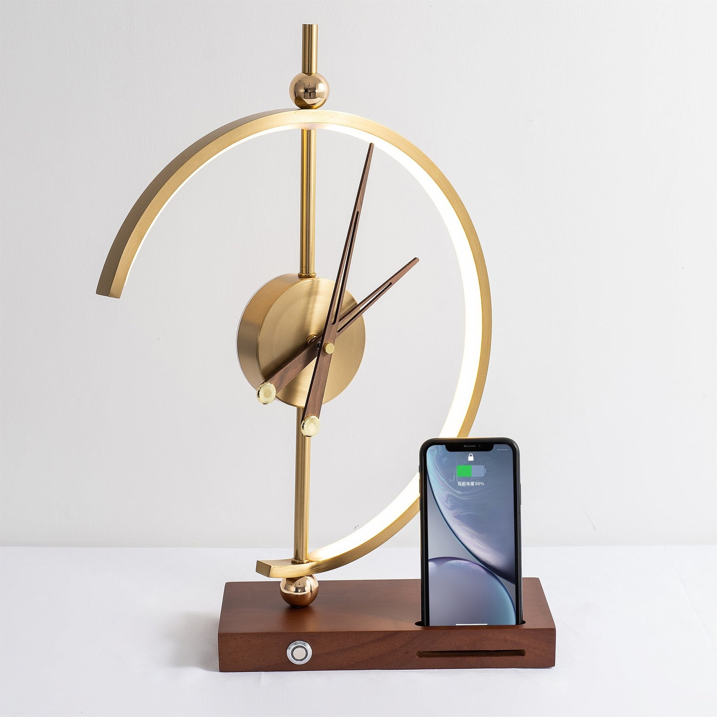 Aurora Luxe Tafellamp – Gouden Design met Draadloos Opladen