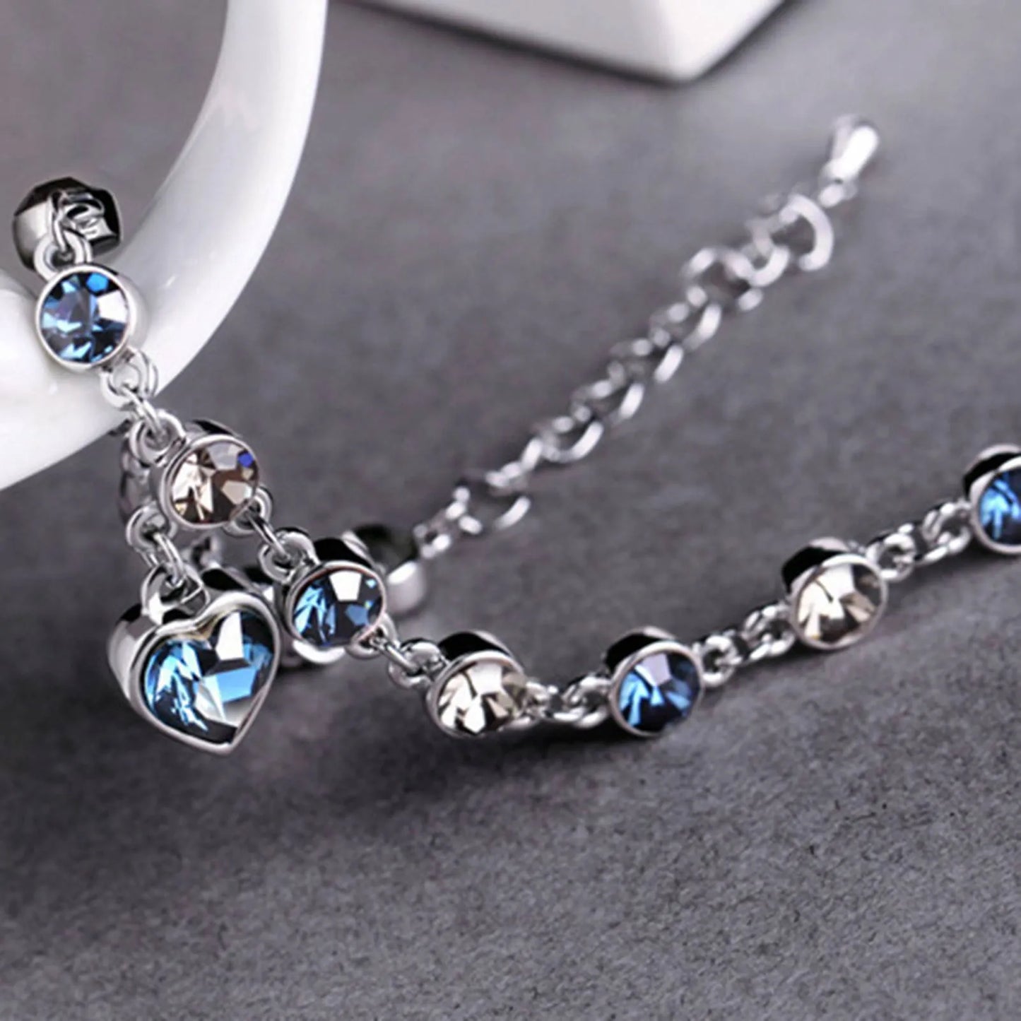 Betoverende Oceaanhart Kristalarmband met Stralende Blauwe Hartbedel