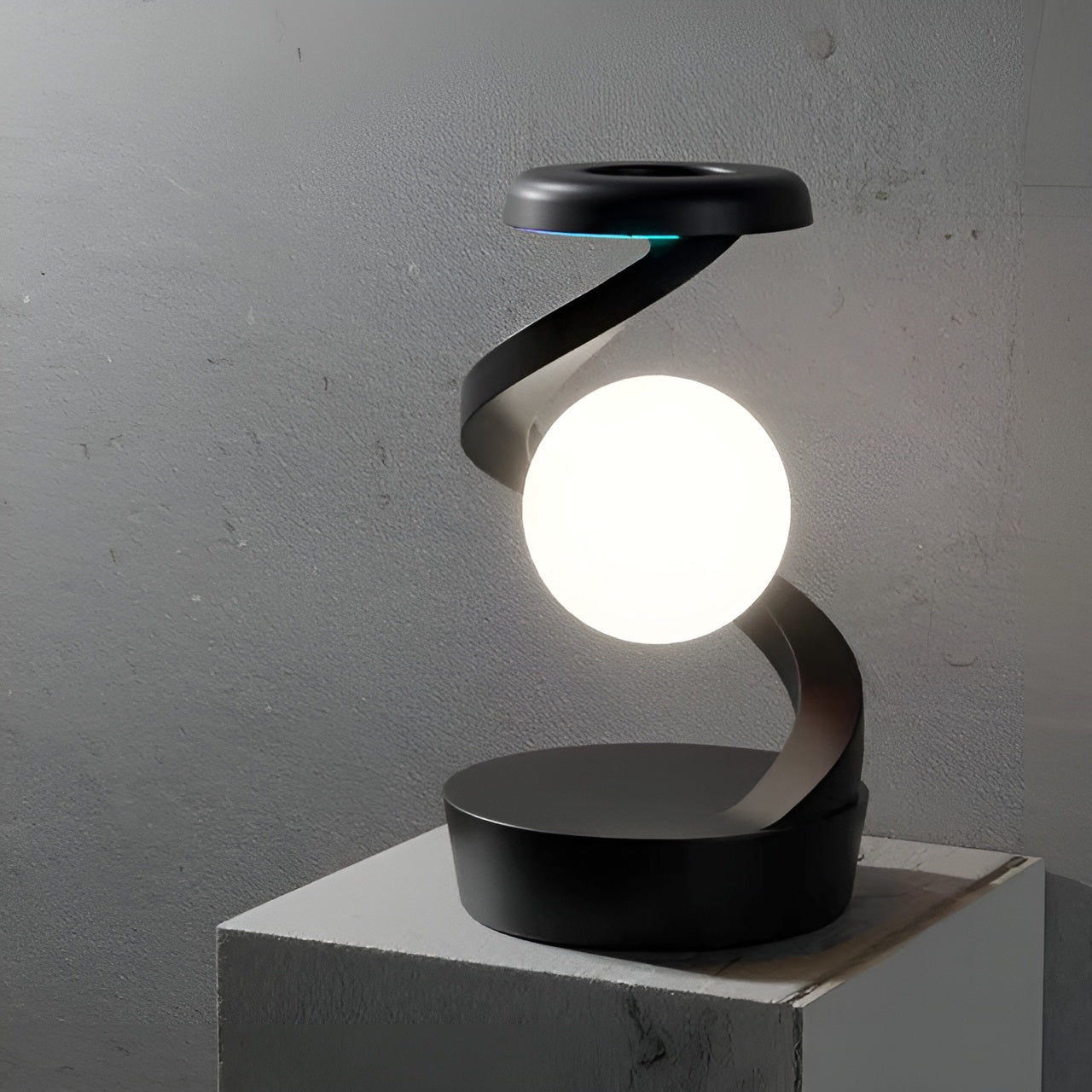 Futuristische FloatCharge Verlichtingswonder met Draadloze Oplader