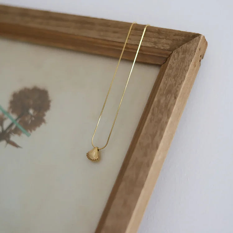 Elegante Lila Bloemenketting met Gouden Sint-Jakobsschelp