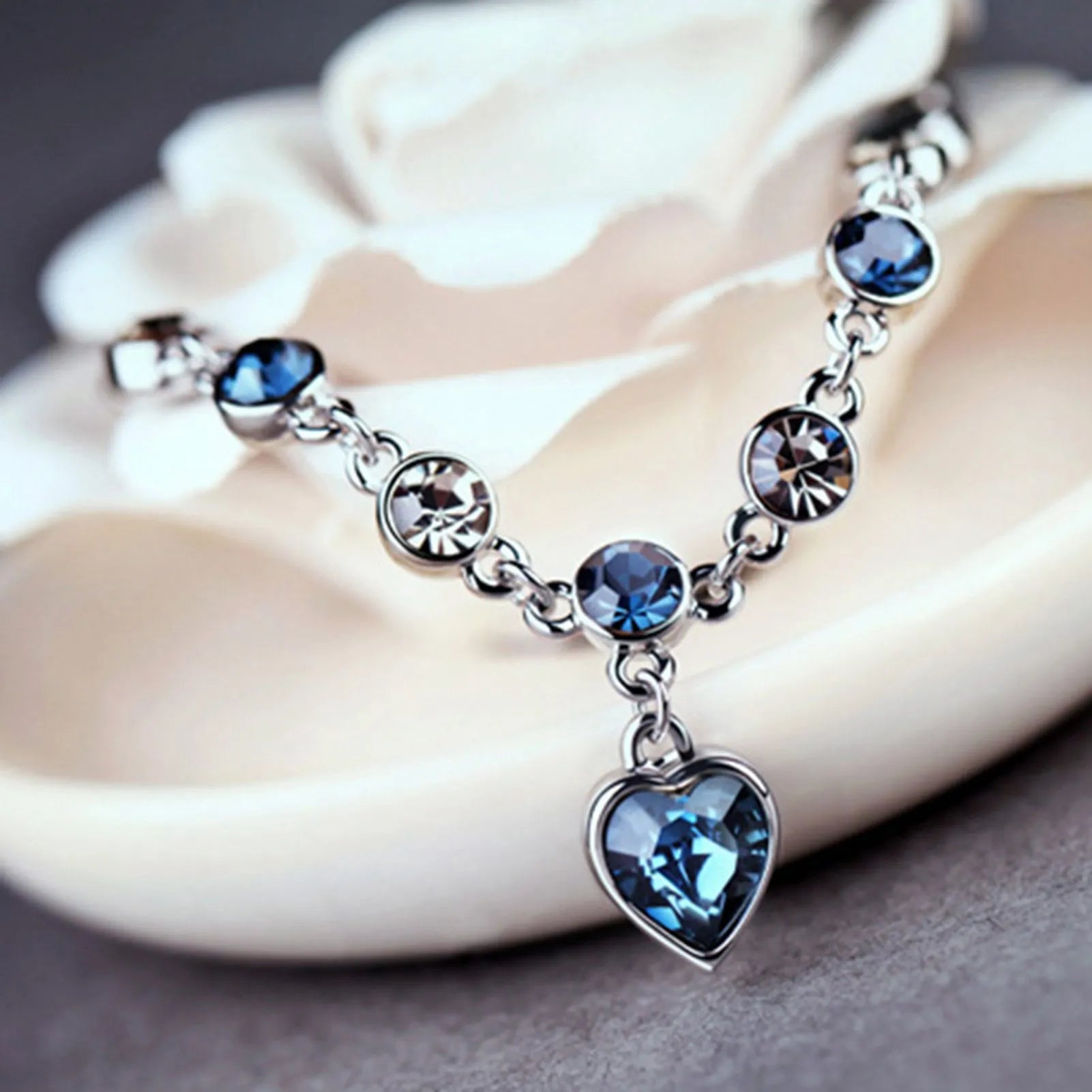 Betoverende Oceaanhart Kristalarmband met Stralende Blauwe Hartbedel