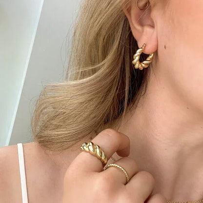 Verfijnde Gouden Touwkoepelring - Selene Elegantie