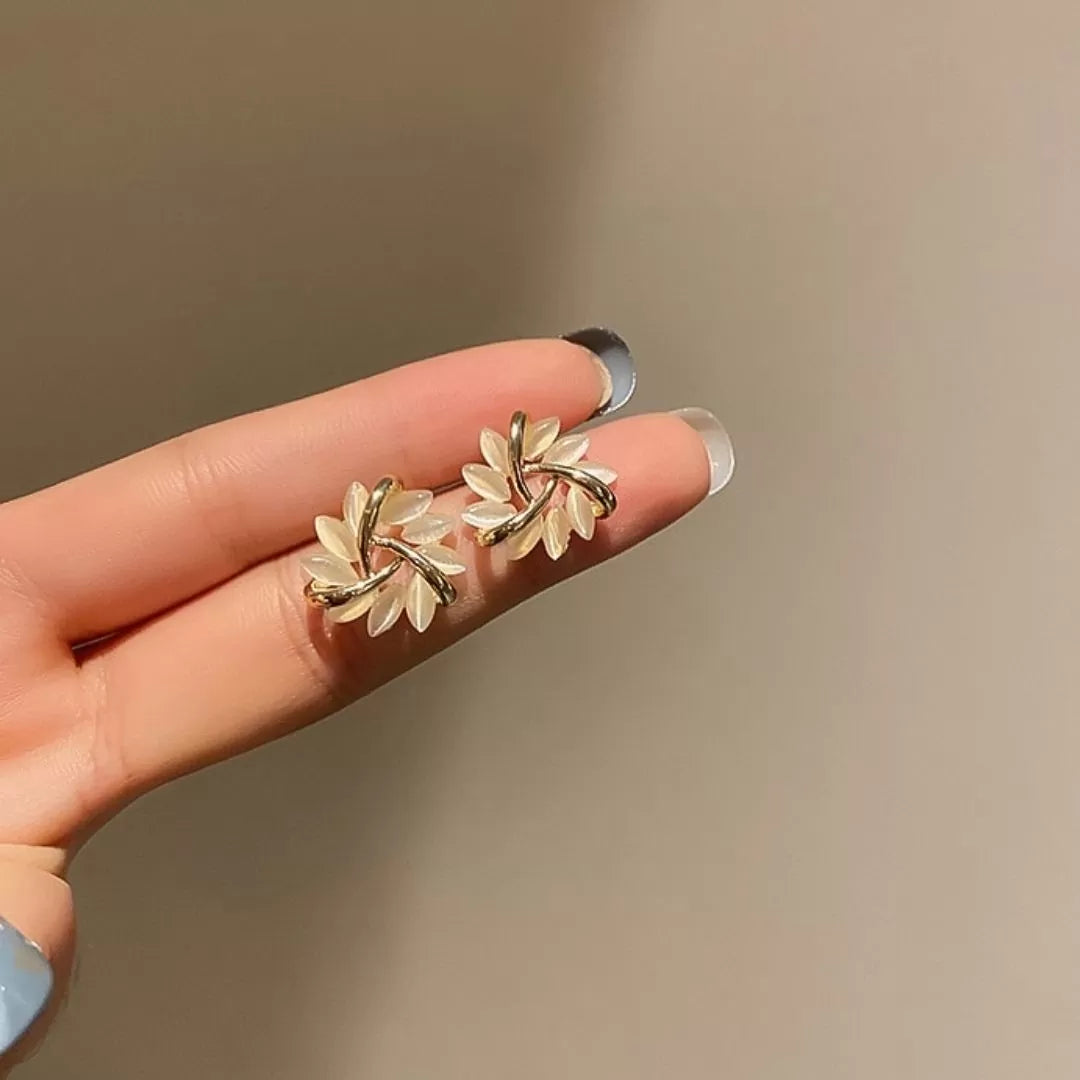BlossomStud Earrings – Elegante Sakura Oorbellen