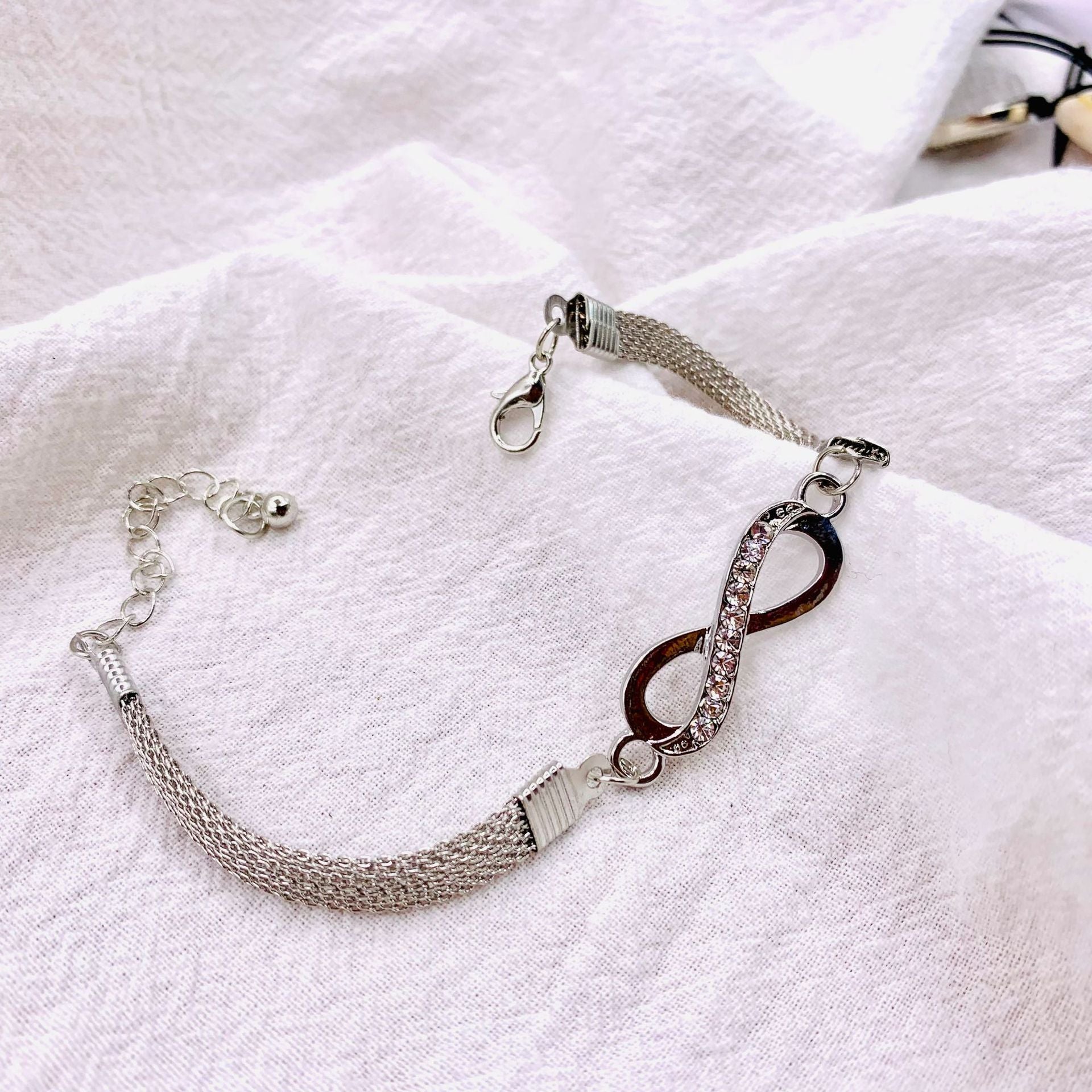 Chic Infinity Bracelet for Timeless Elegance