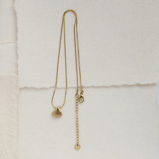 Elegante Lila Bloemenketting met Gouden Sint-Jakobsschelp