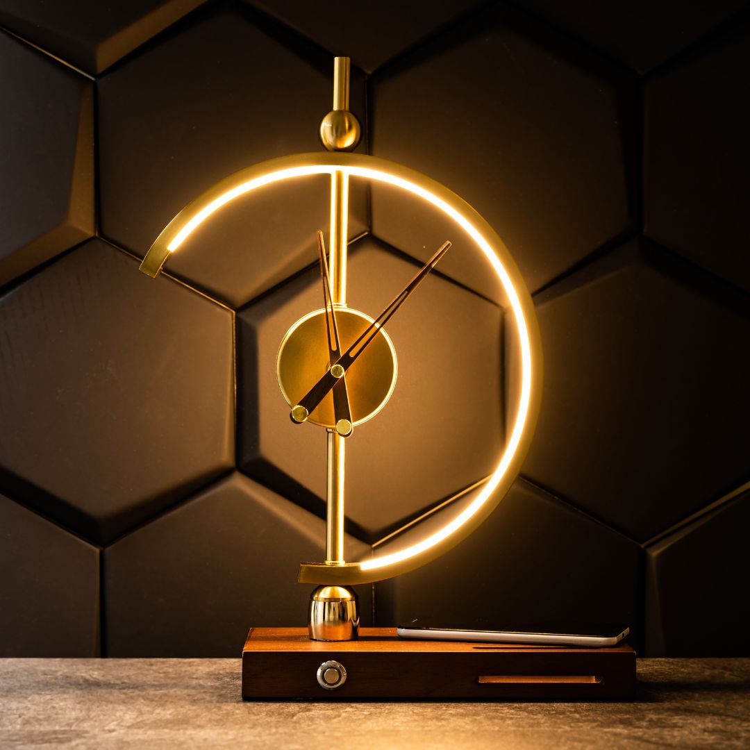 Aurora Luxe Tafellamp – Gouden Design met Draadloos Opladen