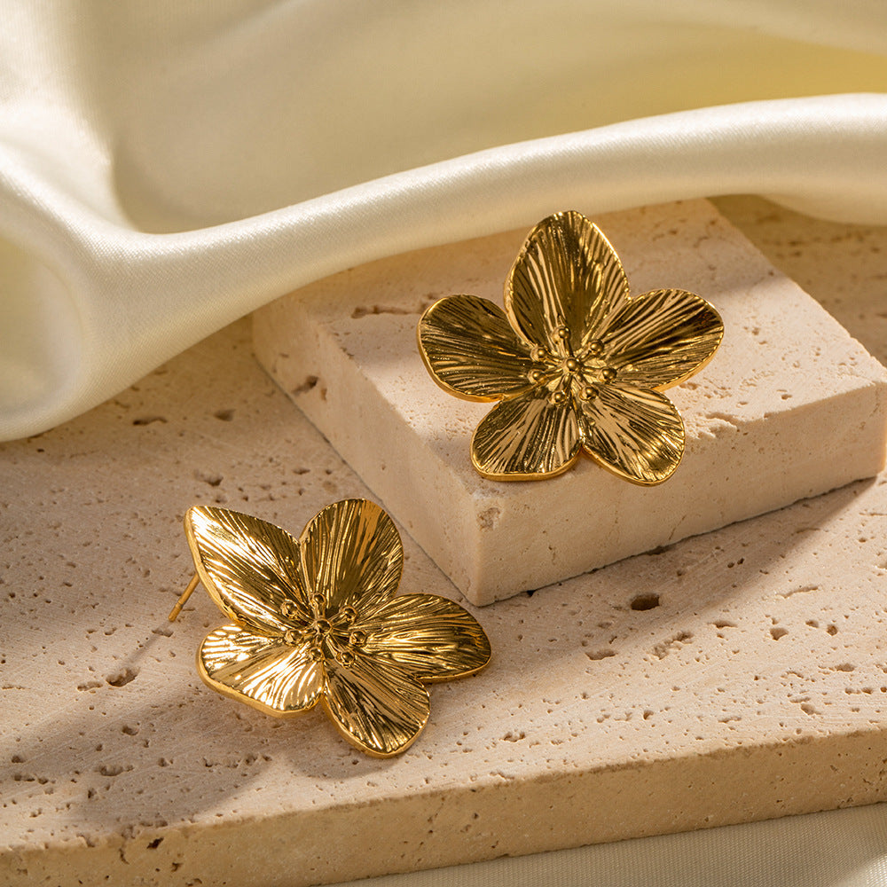 Elara Earrings - Elegante Bloemenontwerp in Goud