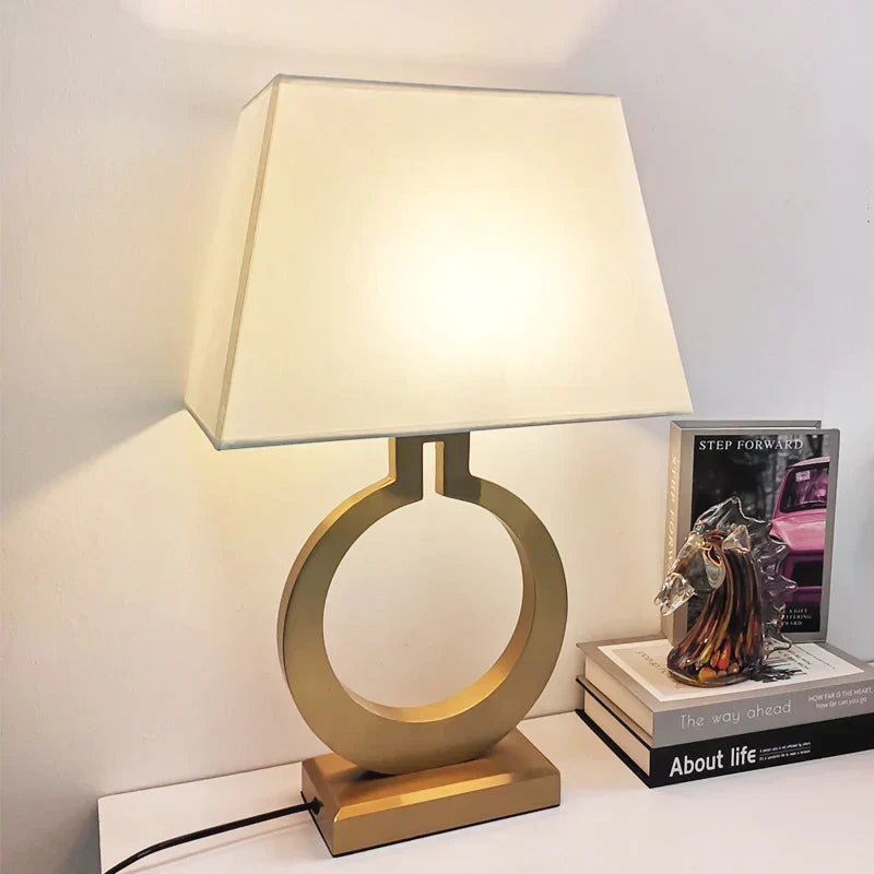 Gouden VillaGlow Luxe Design Lamp voor Elegante Ruimtes