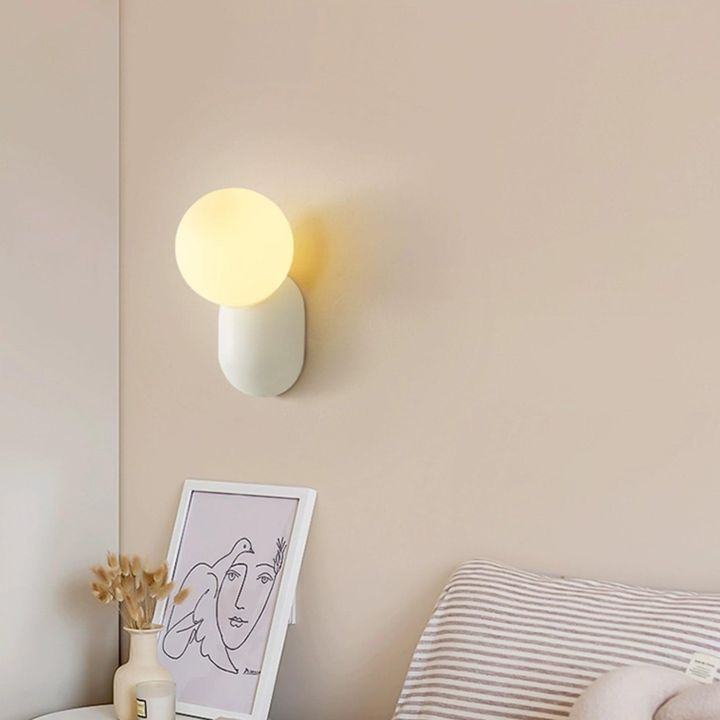 ChicGlow Resin Wandlamp – Elegantie en Energiezuinigheid in Één