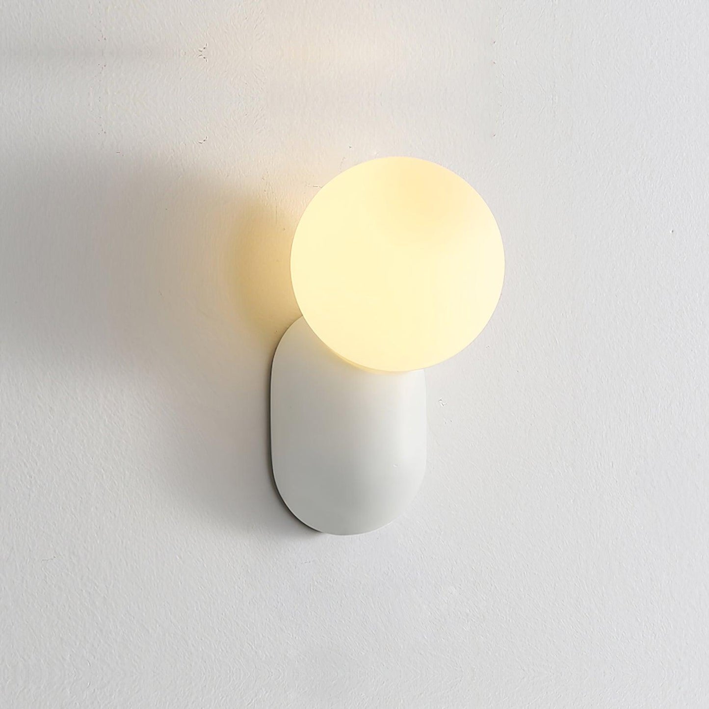 ChicGlow Resin Wandlamp – Elegantie en Energiezuinigheid in Één