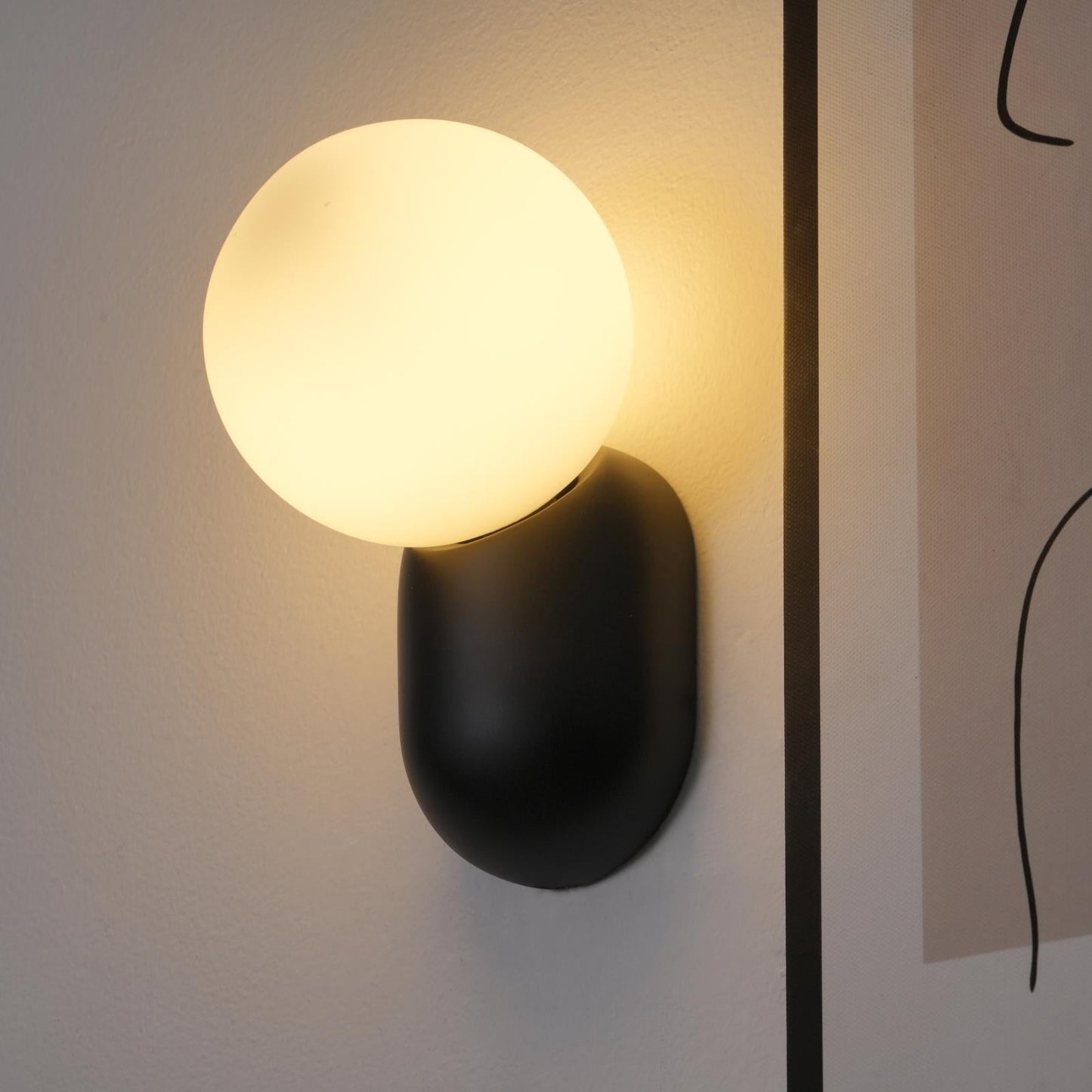 ChicGlow Resin Wandlamp – Elegantie en Energiezuinigheid in Één
