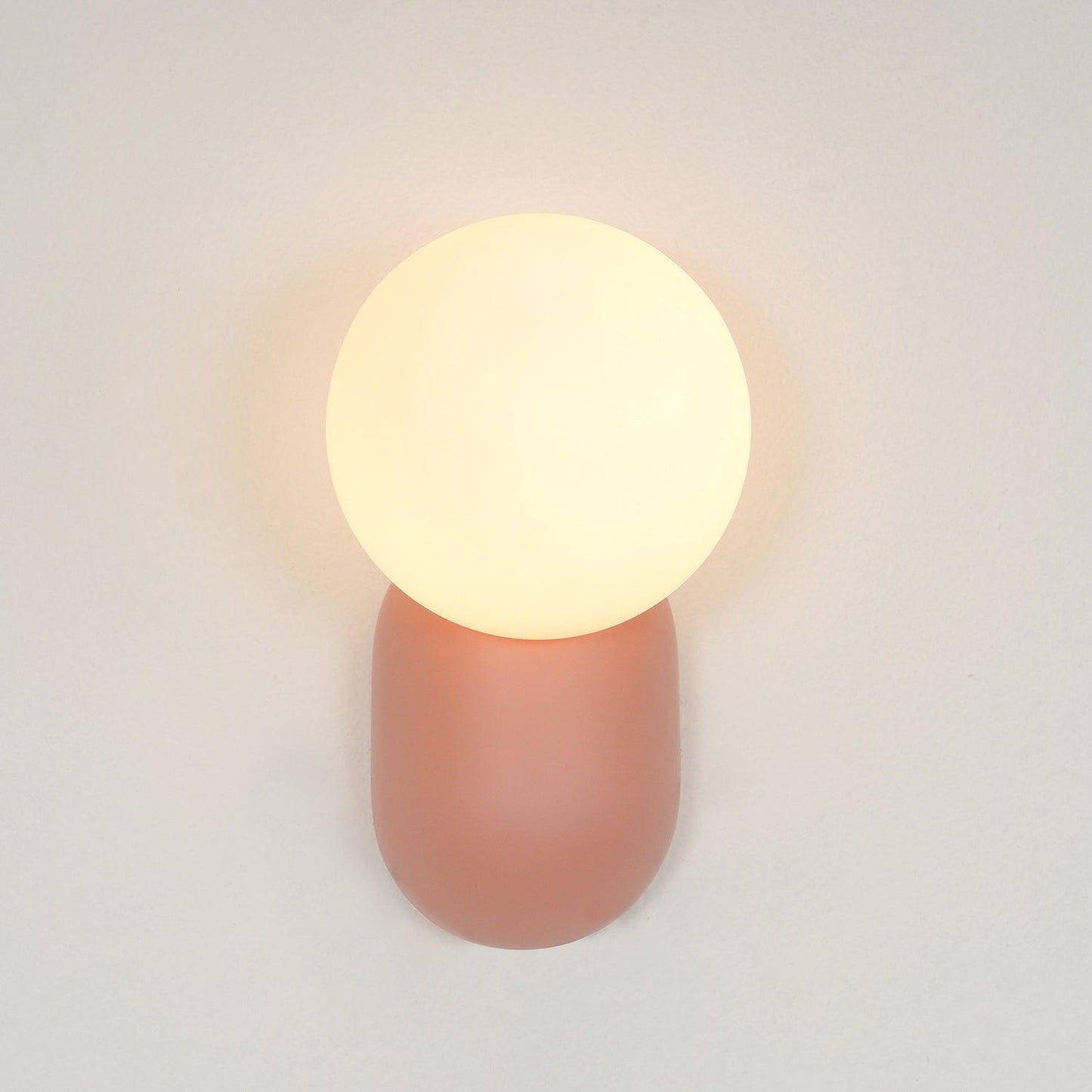 ChicGlow Resin Wandlamp – Elegantie en Energiezuinigheid in Één