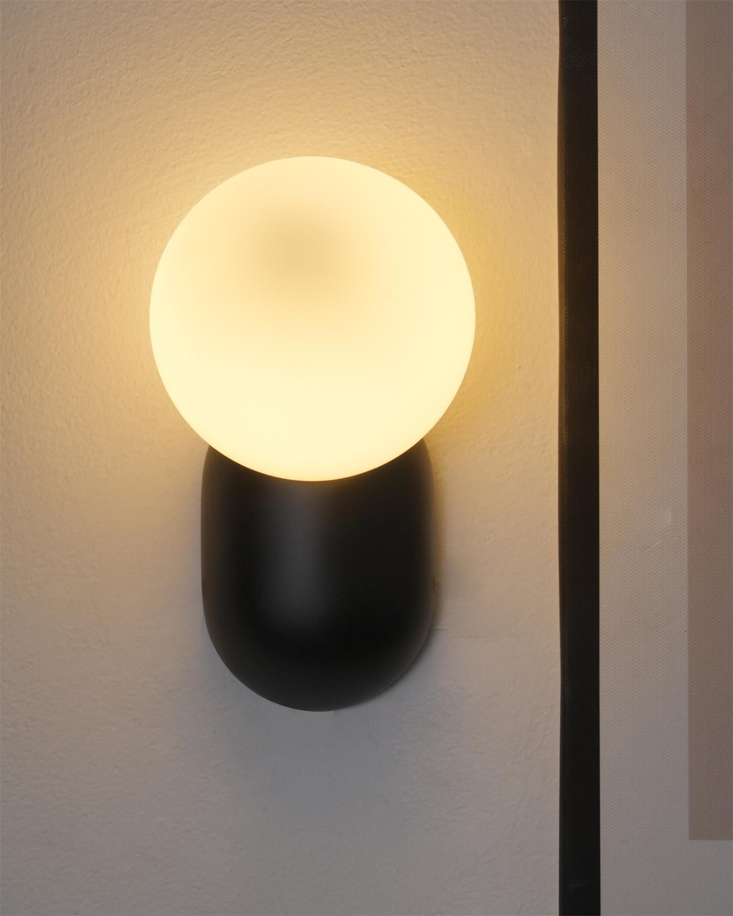 ChicGlow Resin Wandlamp – Elegantie en Energiezuinigheid in Één