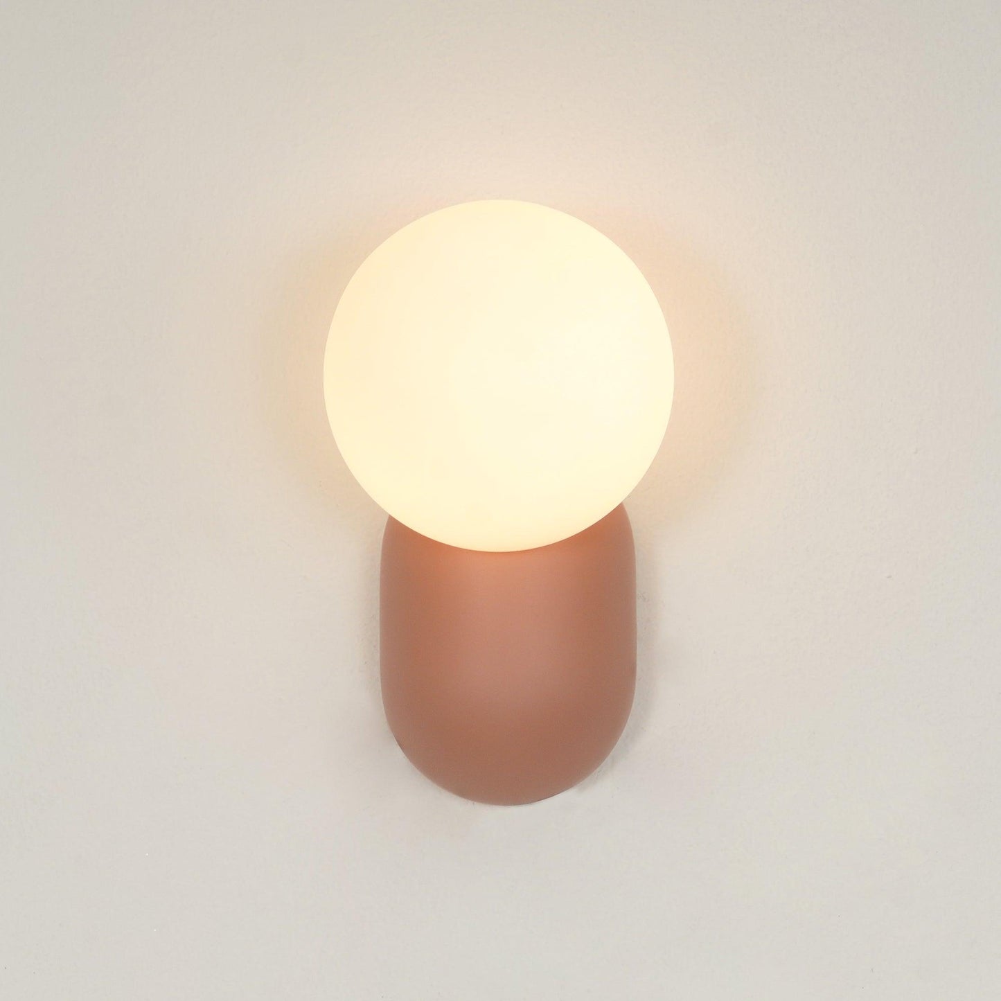 ChicGlow Resin Wandlamp – Elegantie en Energiezuinigheid in Één