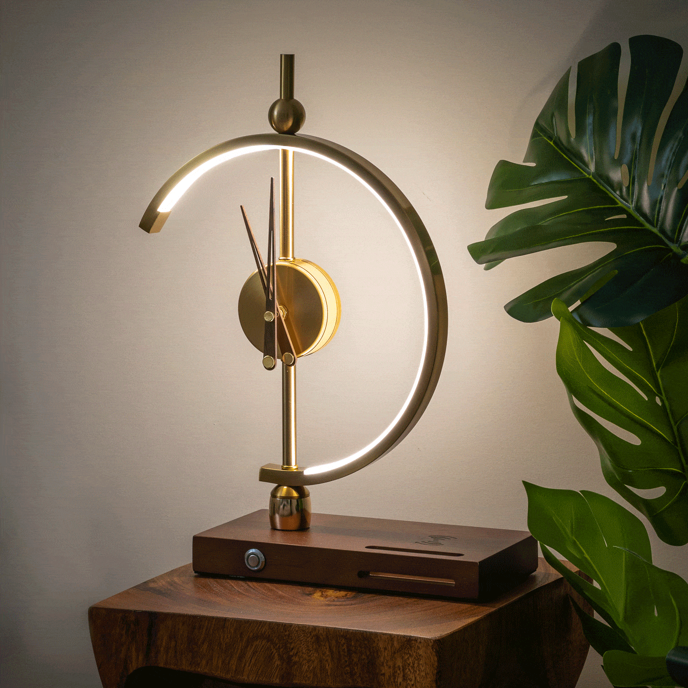 Aurora Luxe Tafellamp – Gouden Design met Draadloos Opladen
