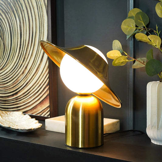 Elegante Gouden Tafellamp Met LED, Scandinavisch Design Voor Sfeervol Interieur