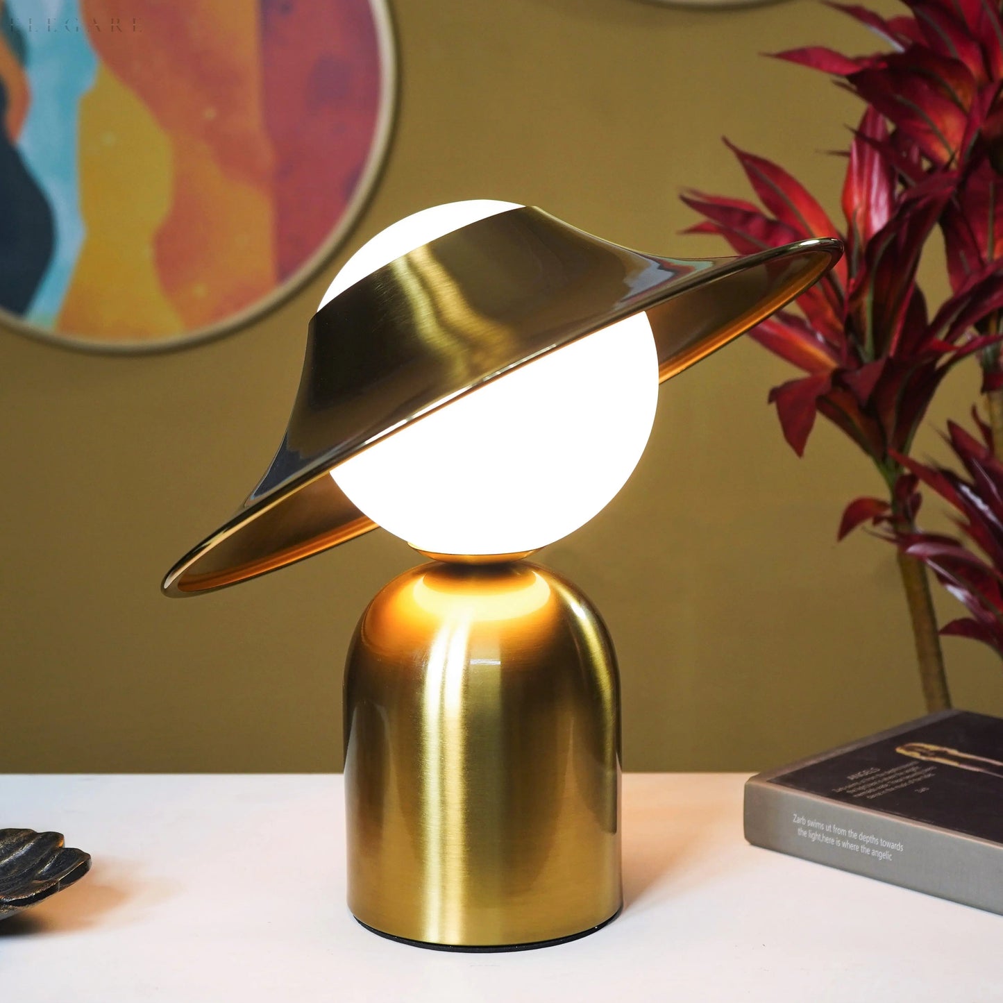 Elegante Gouden Tafellamp Met LED, Scandinavisch Design Voor Sfeervol Interieur