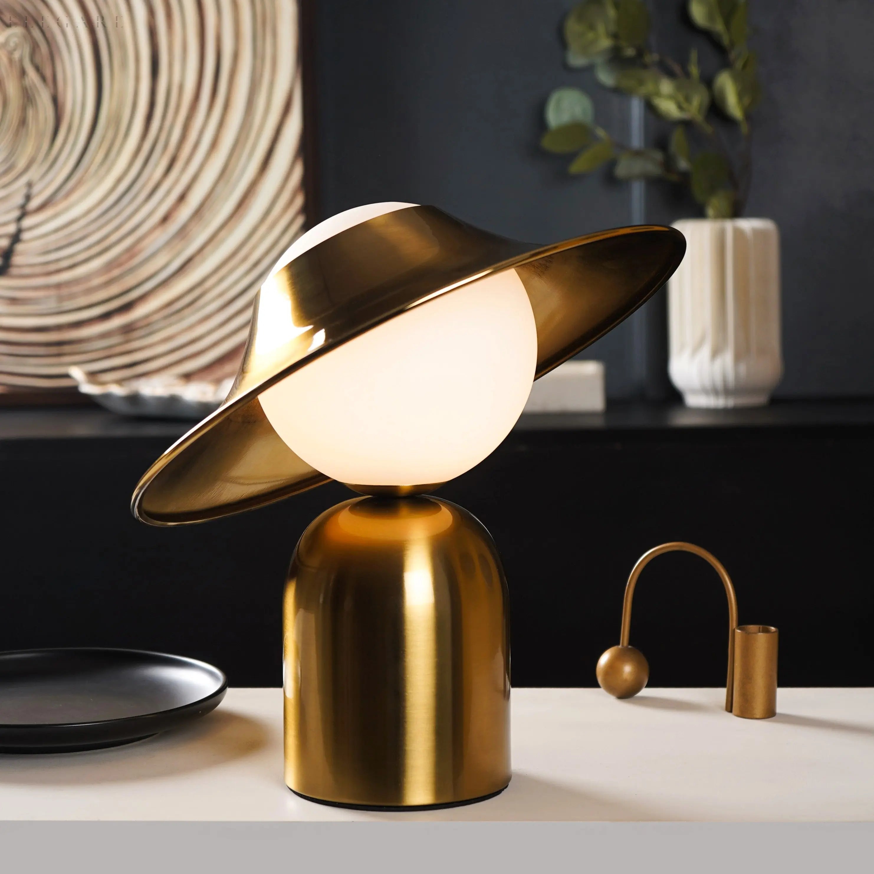 Elegante Gouden Tafellamp Met LED, Scandinavisch Design Voor Sfeervol Interieur