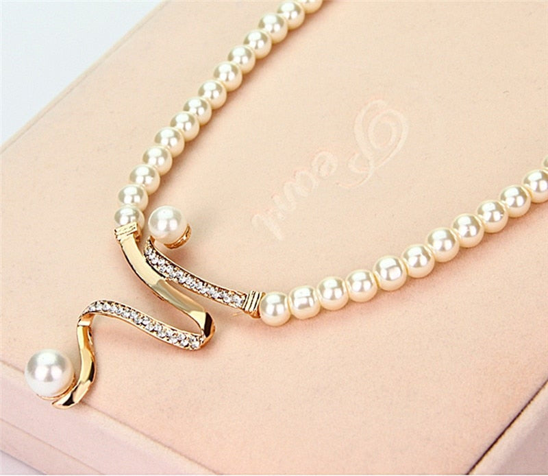 Lysanne Luxe Set van Natuurlijke Parel Halsketting en Oorbellen