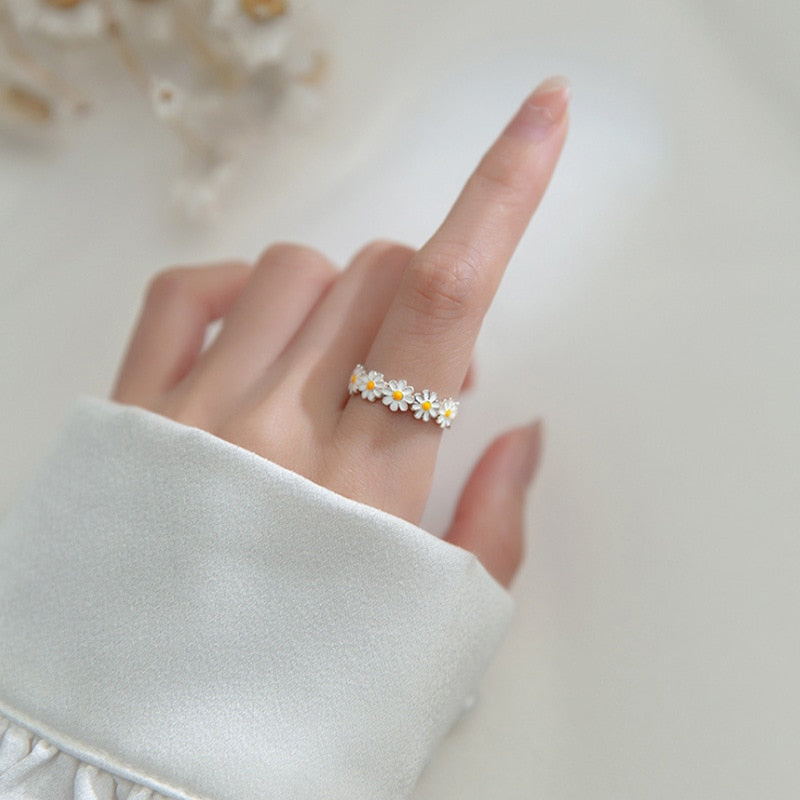 Charming & Chic Daisy Flower Ring