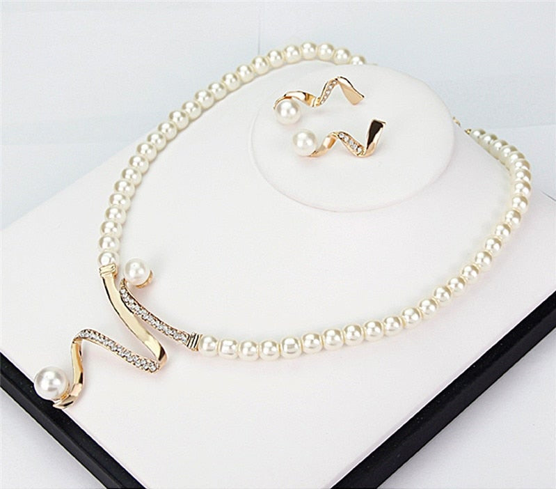 Lysanne Luxe Set van Natuurlijke Parel Halsketting en Oorbellen