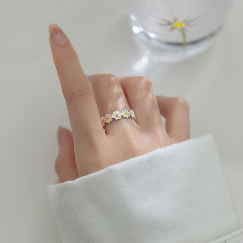 Charming & Chic Daisy Flower Ring