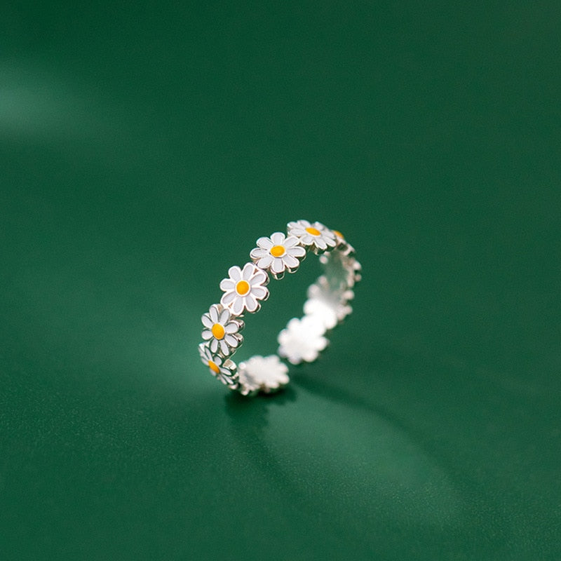 Charming & Chic Daisy Flower Ring