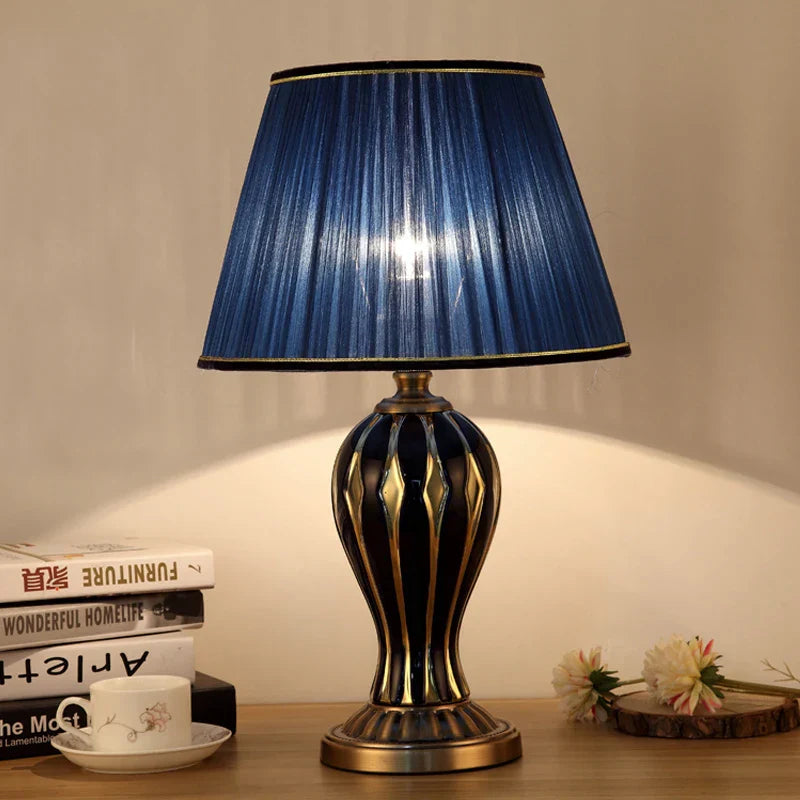 TimelessLuxe – Antieke Keramische Lamp voor Elegante Interieurs